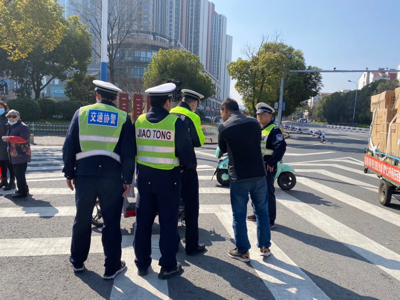 江苏常州薛家交警在红绿灯十字路口恶意掉头拦截未带头盔非机动人员