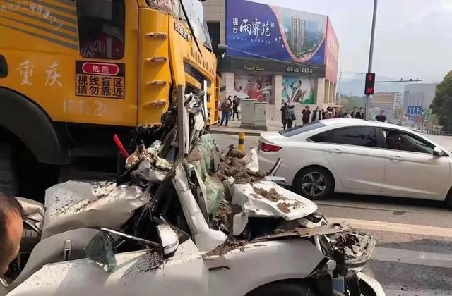 重庆万州俩货车压扁小轿车女司机开车去保养不幸死亡的警示录