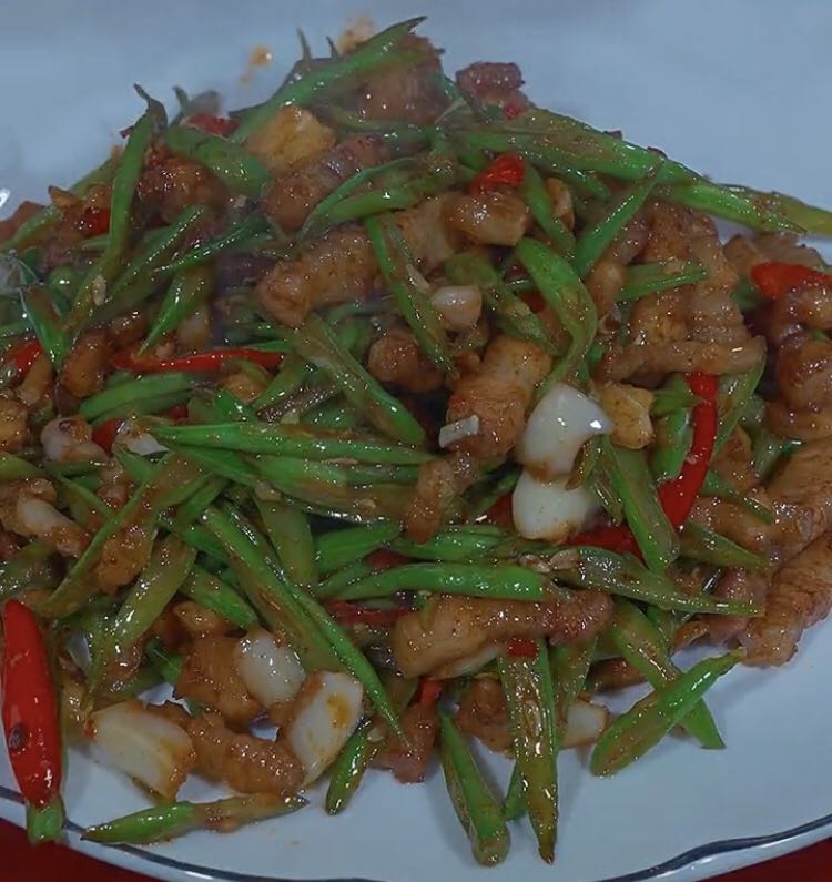 四季豆炒五花肉,浓油得酱,色香味俱全,勾人馋虫!