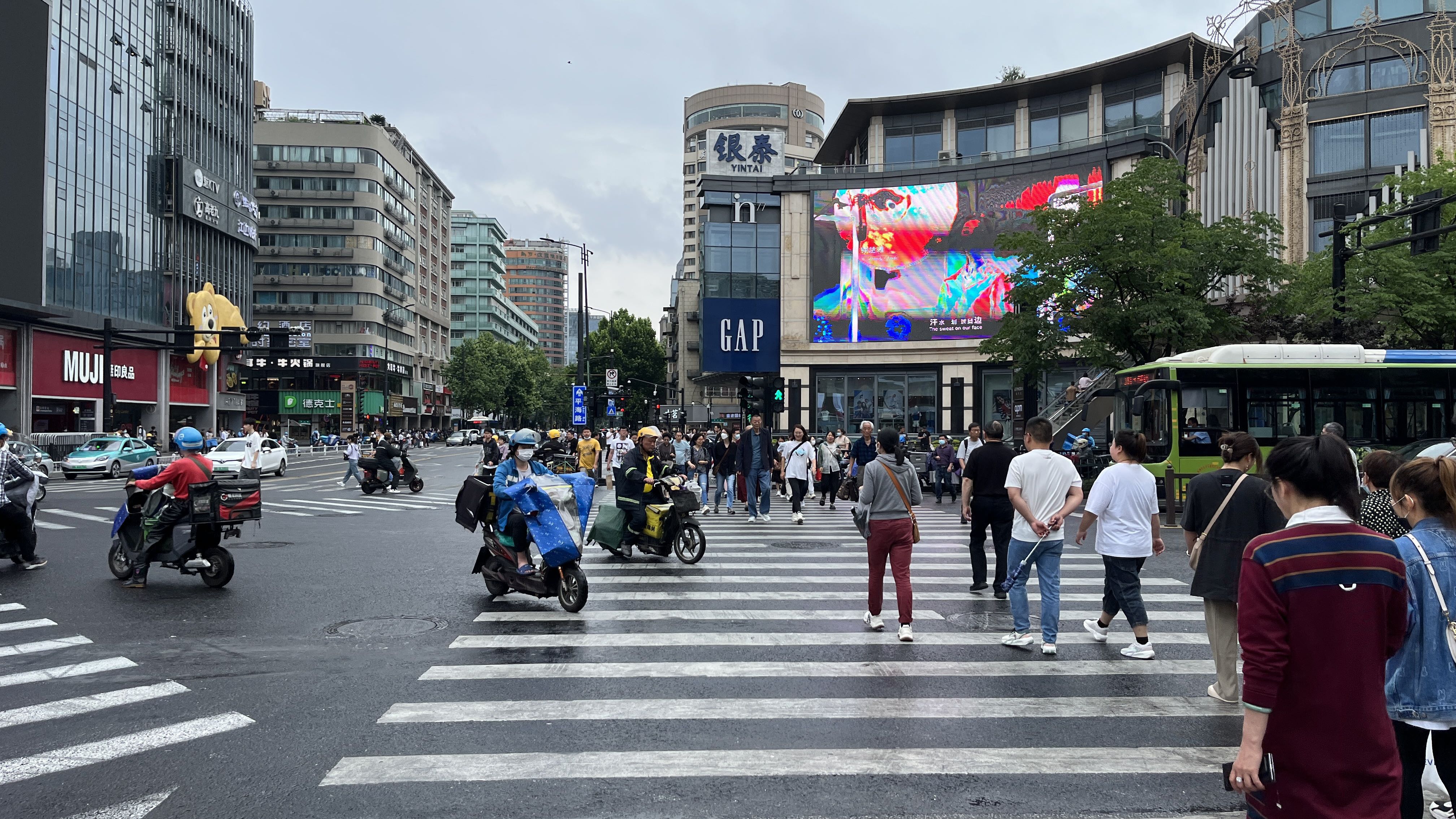 杭州街景分享人气旺烟火气不错空气好走走很舒服
