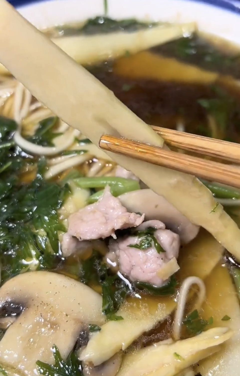 夜饭在杭州点一碗片儿川，一碗小龙虾拌川，味道真是赞到则，惬意啊|龙城茶座-化龙巷