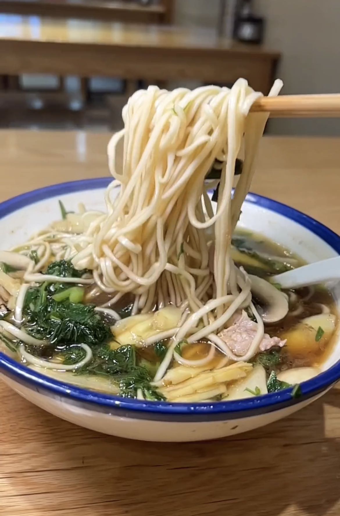 夜饭在杭州点一碗片儿川，一碗小龙虾拌川，味道真是赞到则，惬意啊|龙城茶座-化龙巷