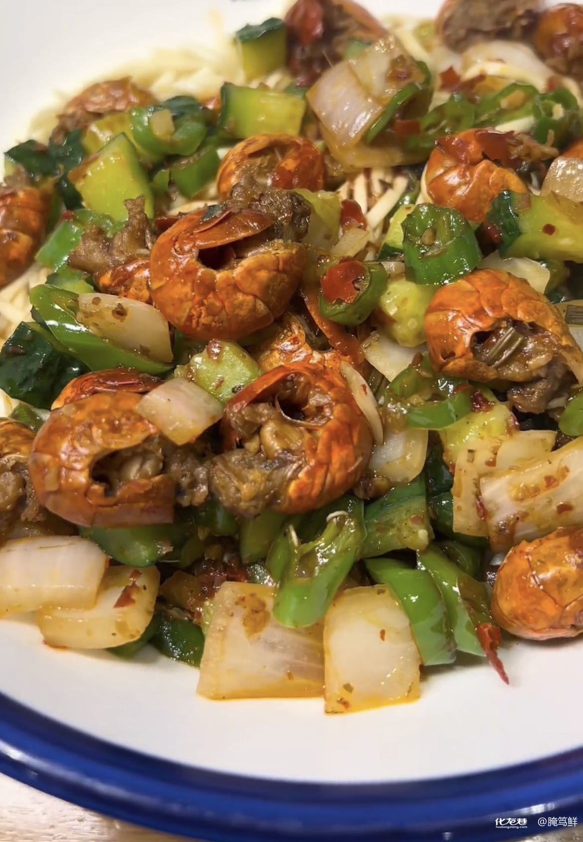 夜饭在杭州点一碗片儿川,一碗小龙虾拌川,味道真是赞到则,惬意啊|龙城茶座-化龙巷