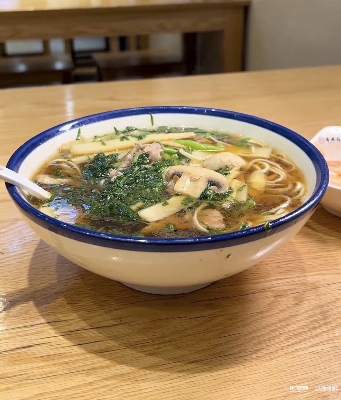 夜饭在杭州点一碗片儿川,一碗小龙虾拌川,味道真是赞到则,惬意啊|龙城茶座-化龙巷