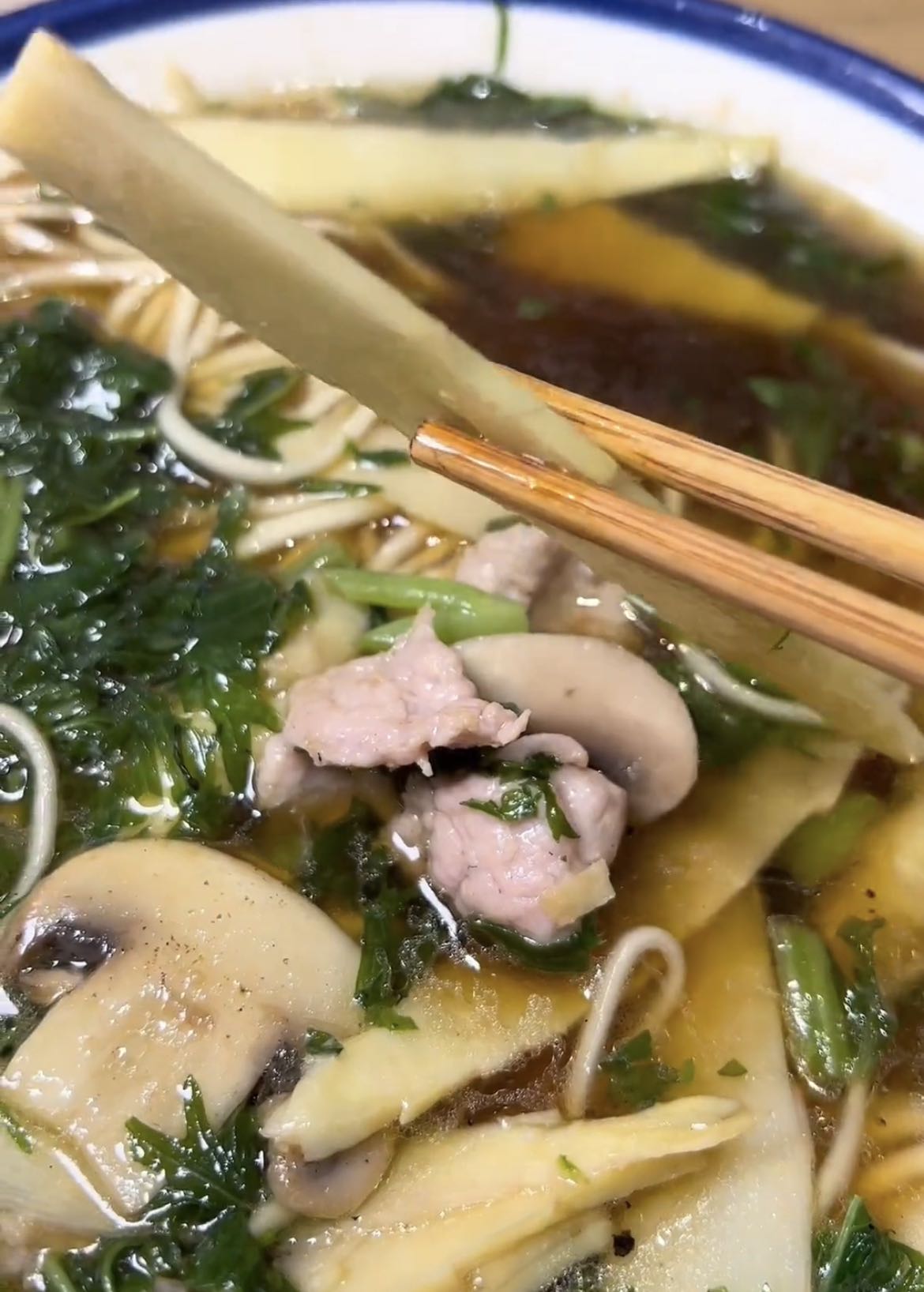 夜饭在杭州点一碗片儿川，一碗小龙虾拌川，味道真是赞到则，惬意啊|龙城茶座-化龙巷
