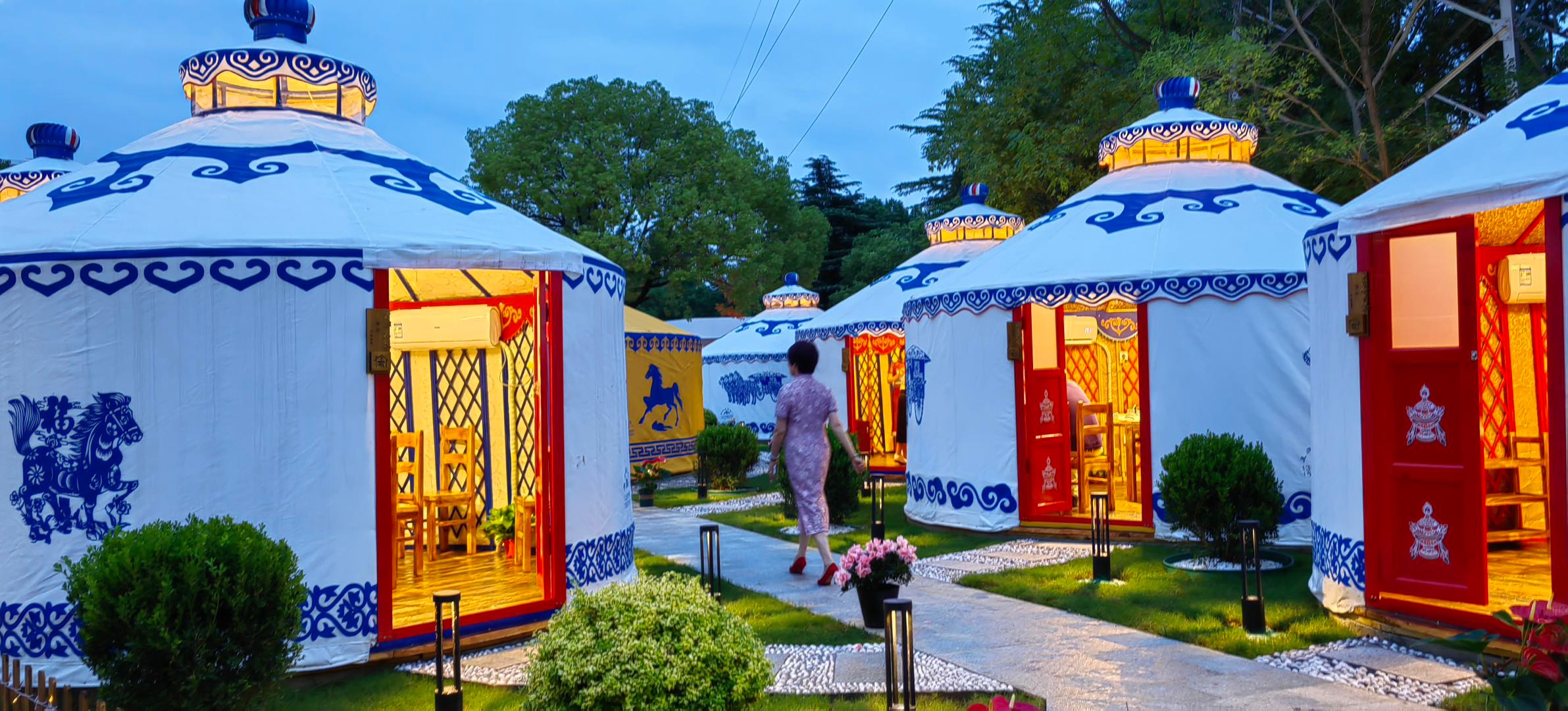 呼朋唤友到蒙古包烤全羊吃一顿