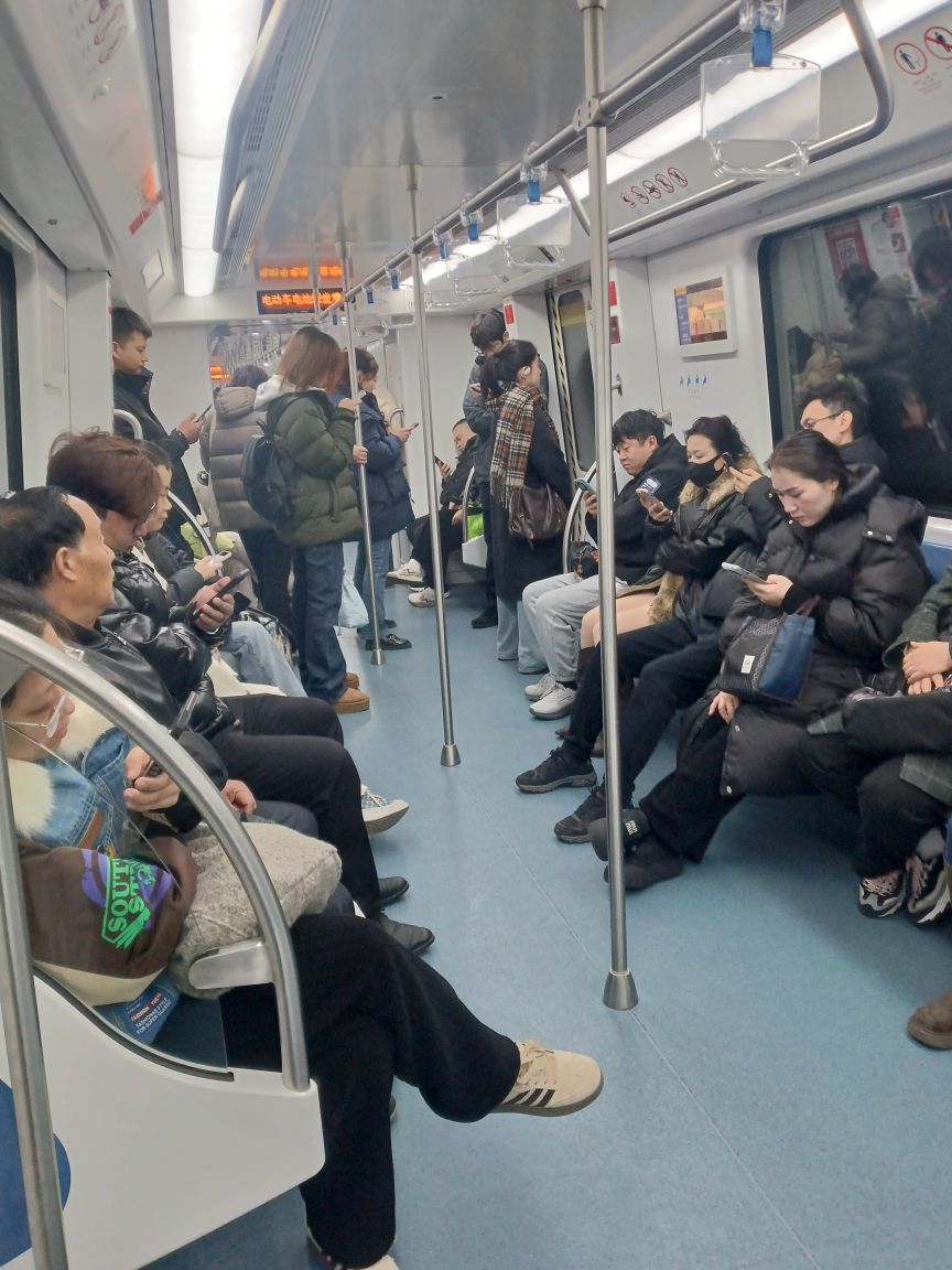 地铁本就是城市的标志和形象,透过车厢里的人潮,能感受到城市的脉动
