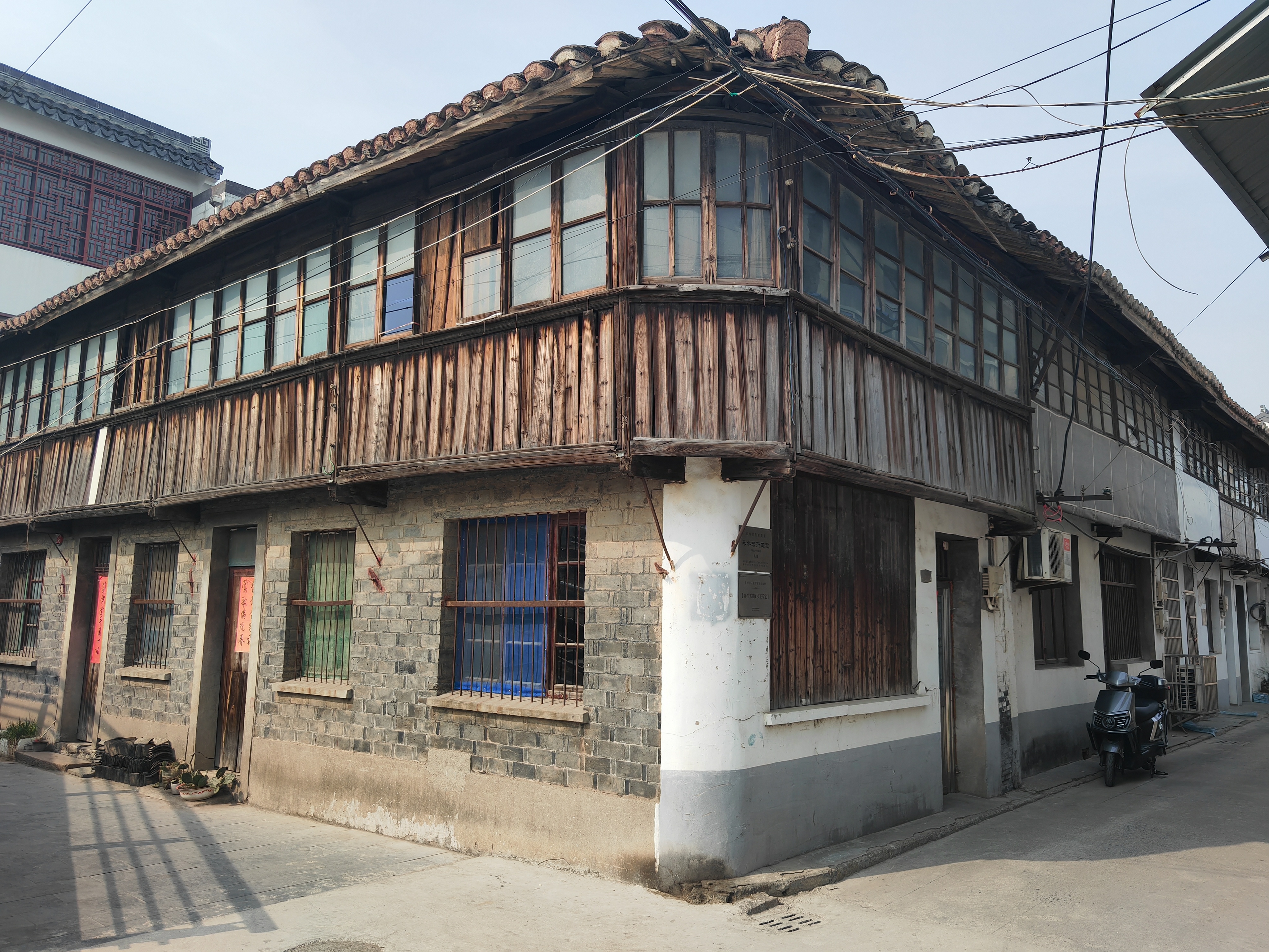 今天奔牛老街仍保留有青砖黛瓦吊脚楼,古井古桥木牌门,是典型的江南