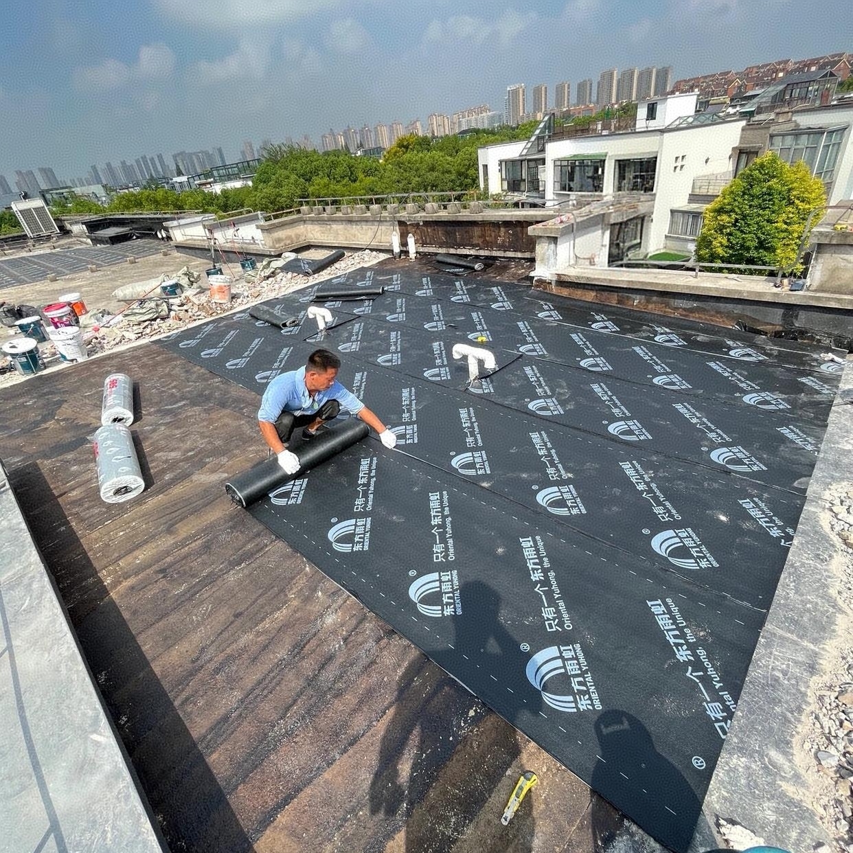 每一遍涂刷的方向最好和上一遍垂直,这样能让涂层更均匀,防水效果更好