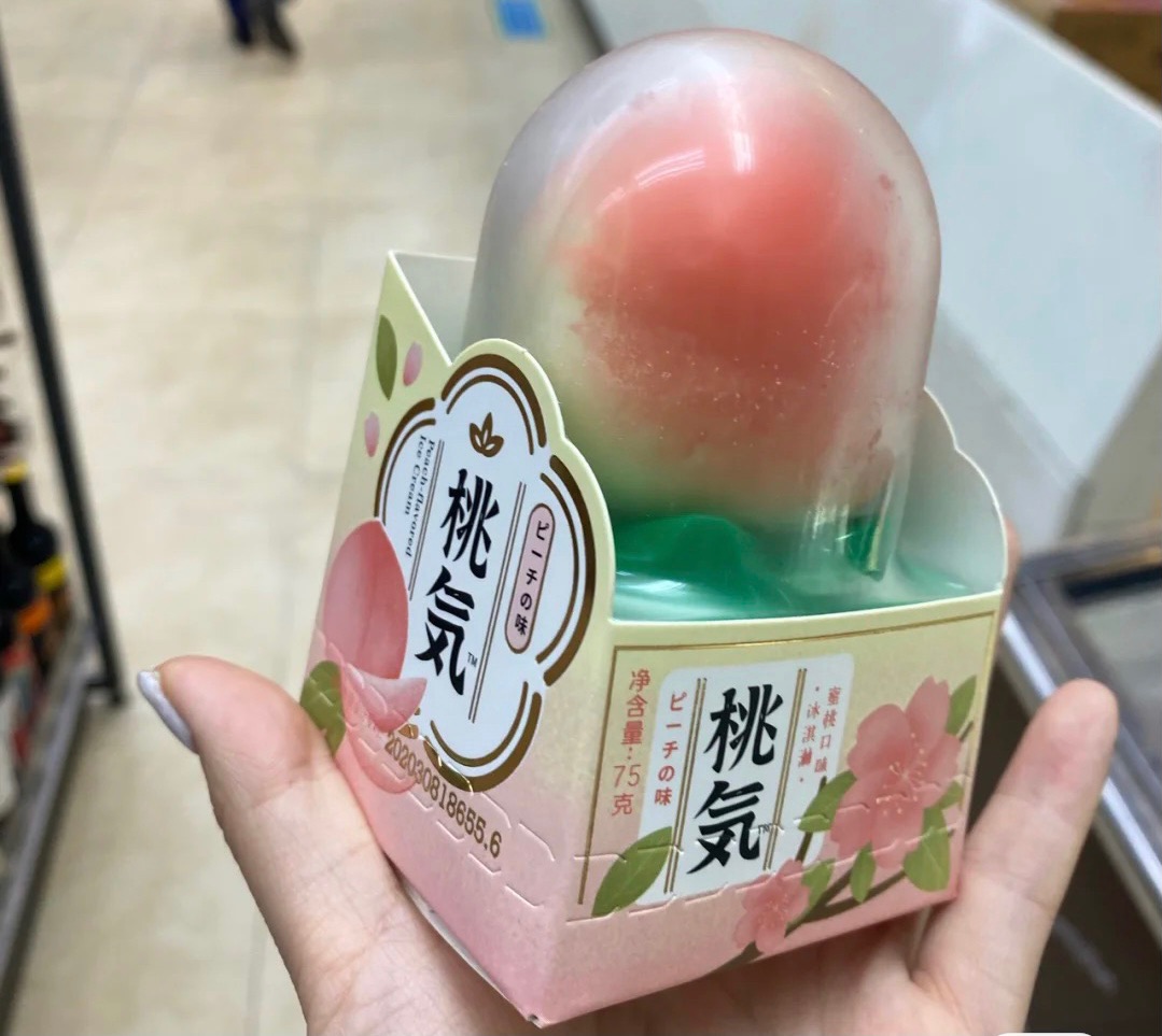 全家的桃子冰淇淋真的好看又好吃不过10块钱也太值了