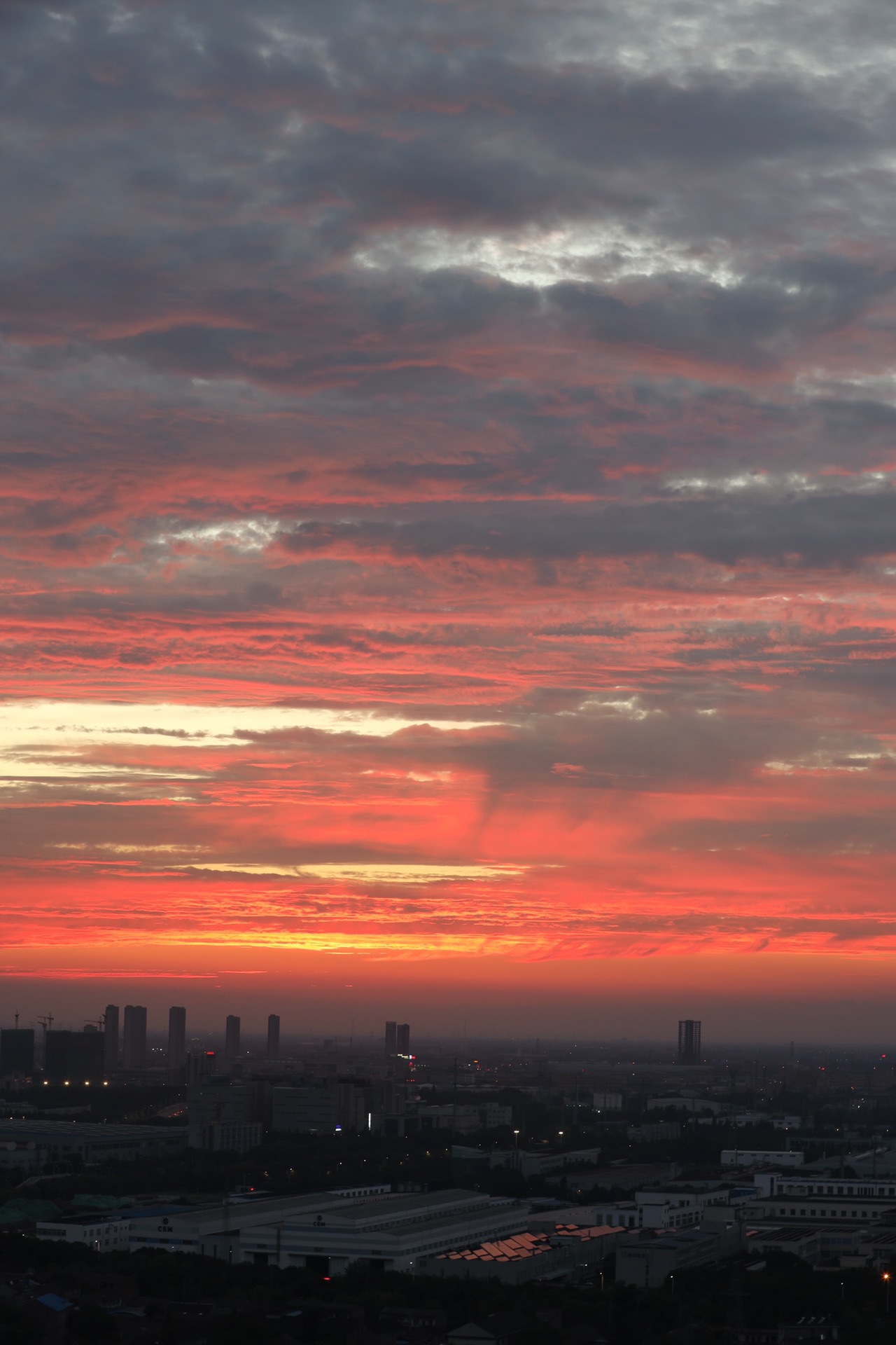 今日晚霞太阳红彤彤的像一个咸鸭蛋一样天气转冷了太阳也早下山了