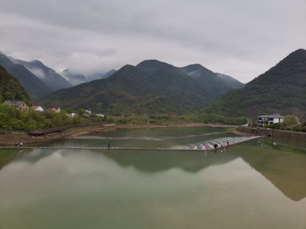 游网红景点一一浙江富阳龙鳞坝台阶瀑布景色是真心很美啊