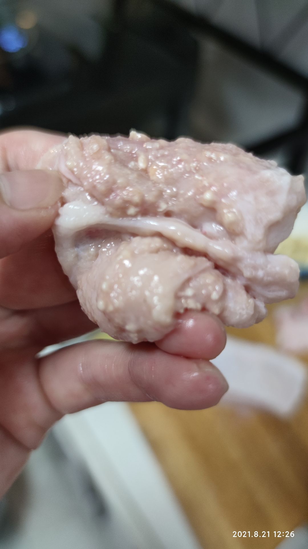 今天一大早去菜场买的猪前腿肉超呕心猪肉里的不明物体