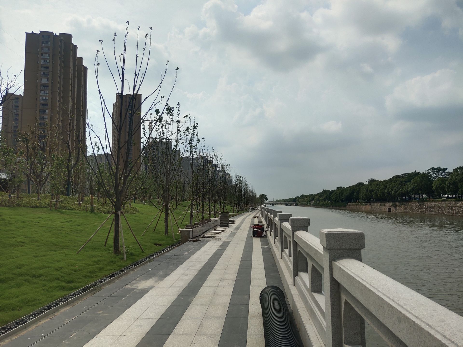 希望钟楼新城老运河南岸滨河绿地工程质量靠谱点个别路段裂缝坍陷